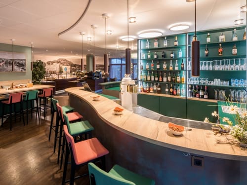 Moderne Hotelbar mit gemütlichen Sitzgelegenheiten und gut sortierter Spirituosenauswahl.