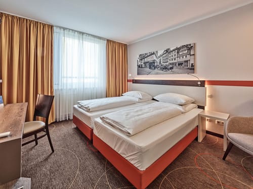 Modernes Hotelzimmer mit zwei Einzelbetten und eleganter Einrichtung