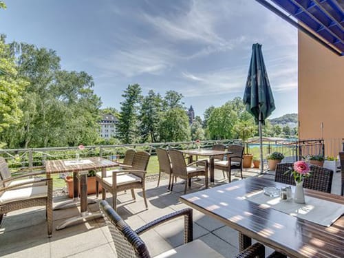 Hotelterrasse bei Sonnenschein