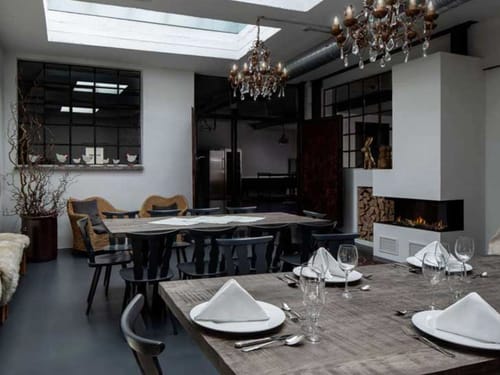 Hotel Restaurant mit eingedecktem Tisch