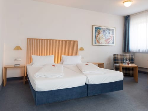 Boxspringbett und Sessel und Beistelltische