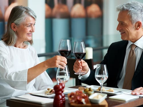 Paar im Restaurant bei einem Glas Rotwein