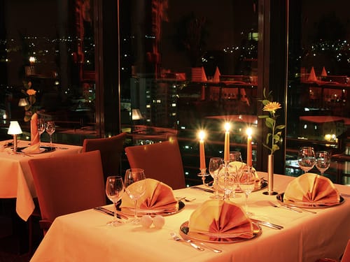 gedeckte Tische am Abend im Hotelrestaurant
