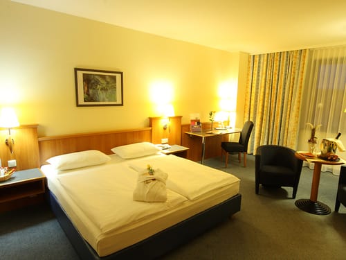 Doppelbett, Schreibtisch, Tisch und Stihl im Doppelzimmer