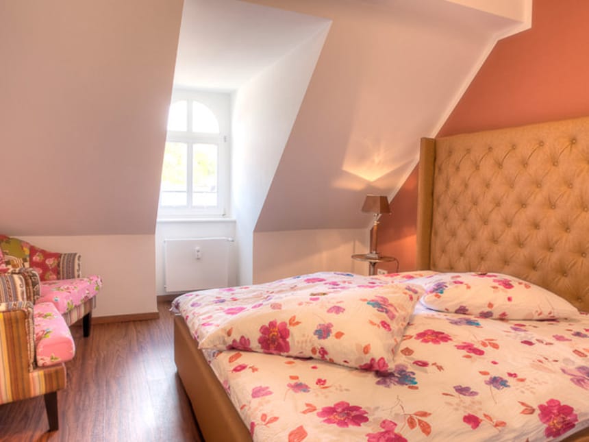 Doppelbett, Leselampe und zwei Sessel im Doppelzimmer