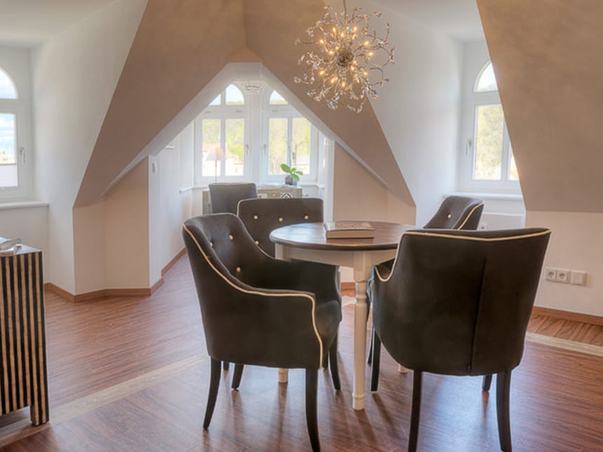 luxuriöse Essgruppe mit vier Stühlen und Tisch