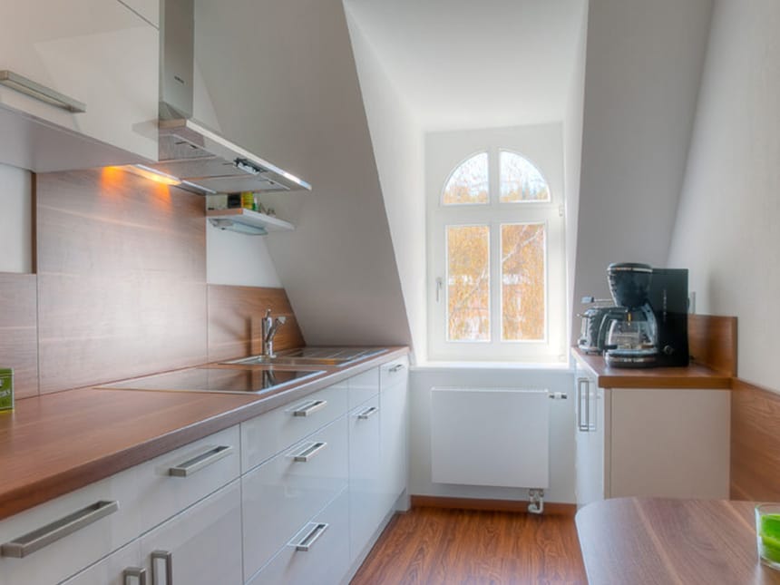 weiße Küche voll ausgestattet