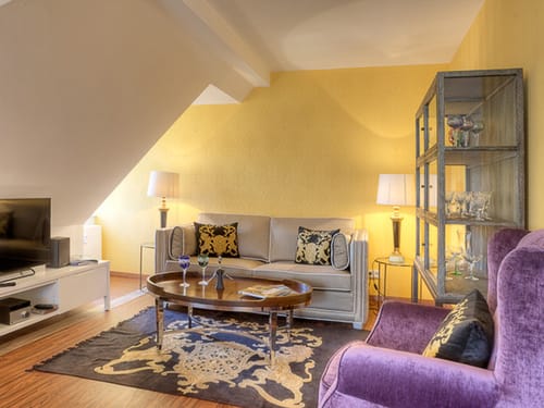 TV, Sessel, Couch und Tisch in Loungebreich