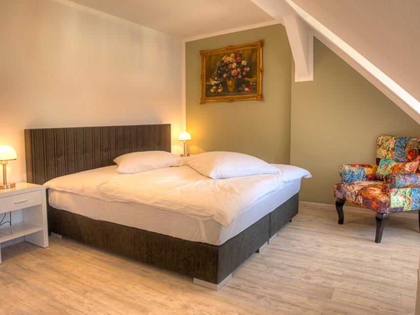 Boxspingbett,Sessel, Leselampen und Nachttische