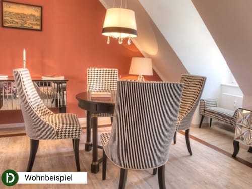 Tischgruppe mit vier Stühlen im Apartment