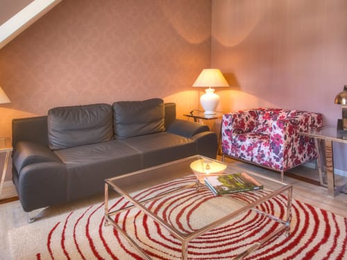 Leder und Stoffcouch mit Tischen und Leselampe