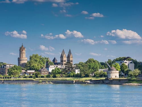 Gebäude am Rhein