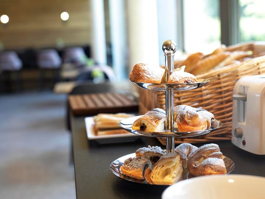 Frühstücksbuffet mit frischen Croissants auf Etageren