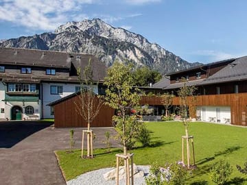 Hotel und Appartment Anlage Das Essigmanngut mit Bergen im Hintergrund