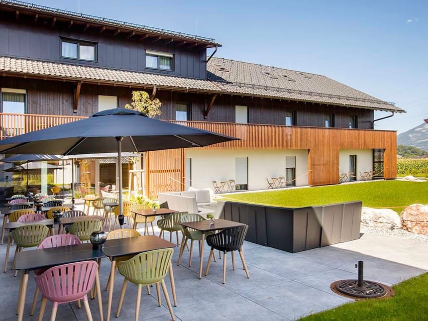 große Panoramaterrasse mit verschieden farbigen Tischgruppen