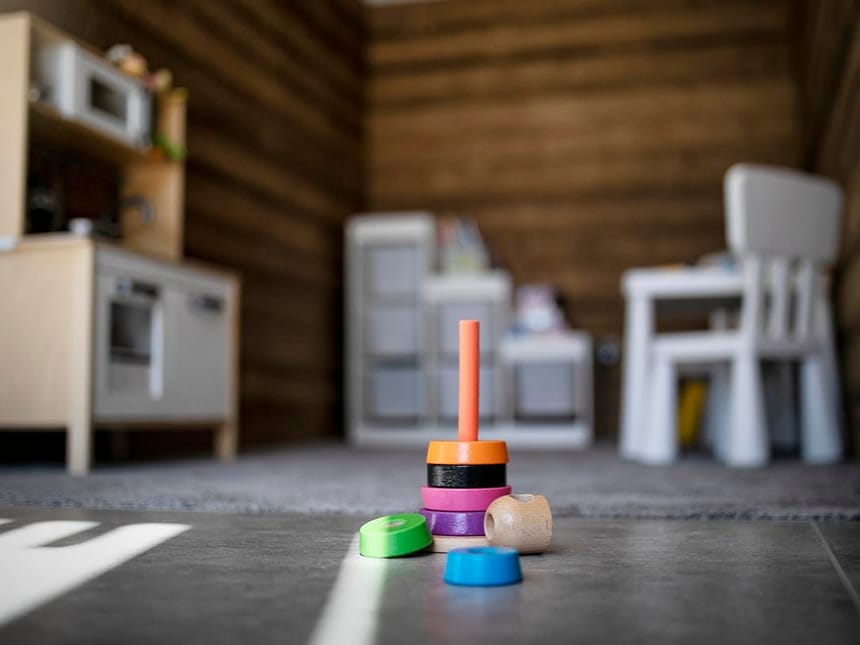Holzspielzeug und Kindermöbel in einem gemütlichen Spielzimmer.