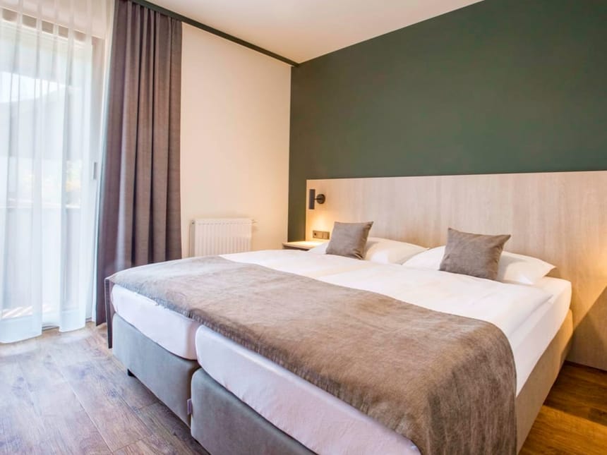 Doppelzimmer Standard mit Boxspringbett und Zugang zum Balkon
