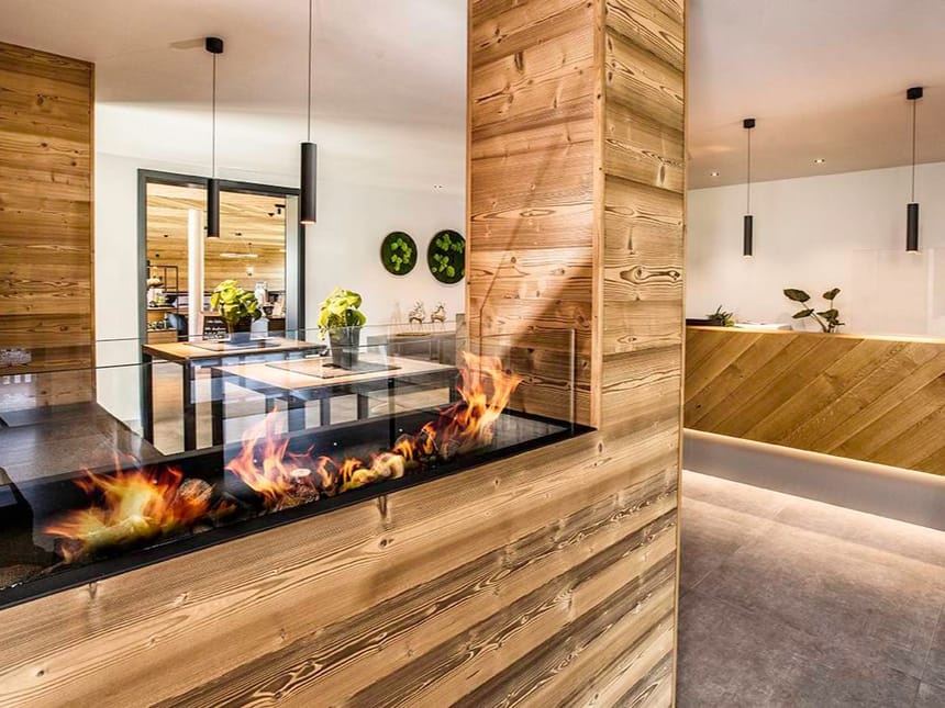 Moderne Inneneinrichtung mit Holzdesign und dekorativem Kamin