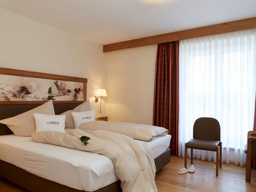 Classiczimmer für Zwei mit Doppelbett, Tisch und Nachttischlampe