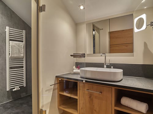 Helles und modernes Bad mit Dusche
