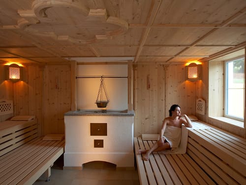 Sitzende Frau in einer finnischen Sauna