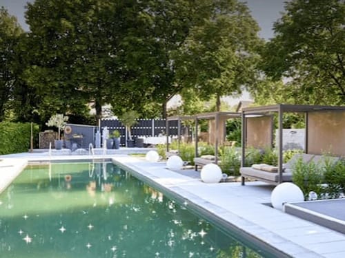 Pool mit vielen Liegemöglichkeiten