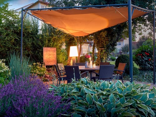 Garten am Abend mit Beleuchtung
