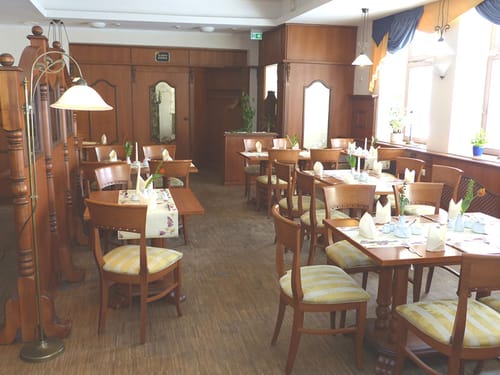 rustikales Restaurant mit festlich eingedeckten Tischen