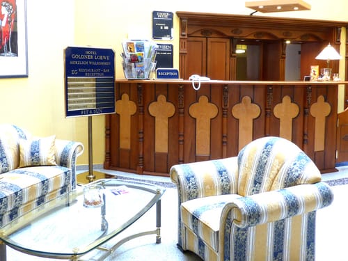 Lobby und Rezeption mit einer Sitzmöglichkeit