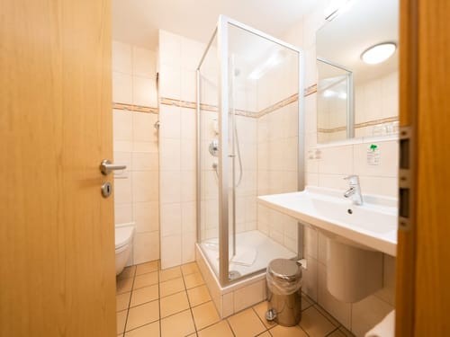 Badezimmer mit Dusche und Waschbecken