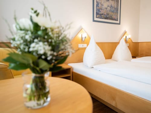 Gemütliches Hotelzimmer mit Doppelbett