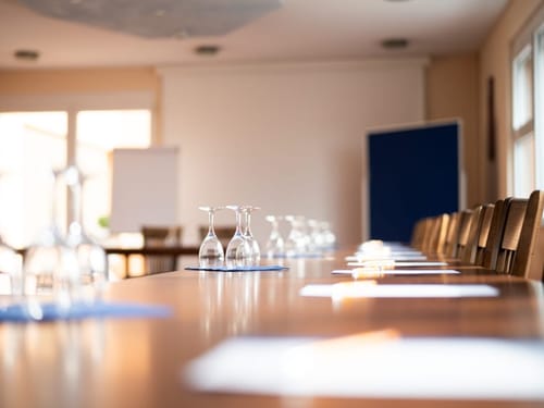 Konferenzraum mit Tischen und Stühlen