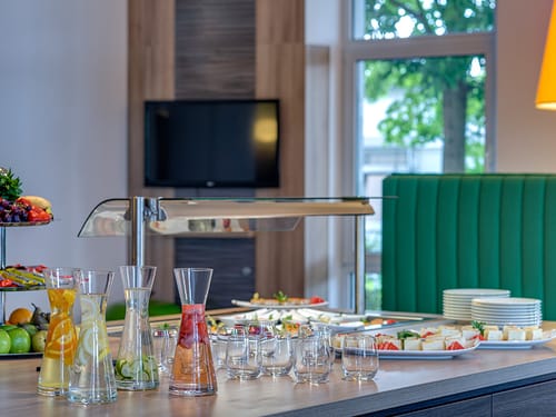verschiedene Sorten an Käse und Säfte am Buffet