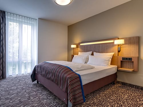 großzügiges Doppelzimmer mit Boxspingbett