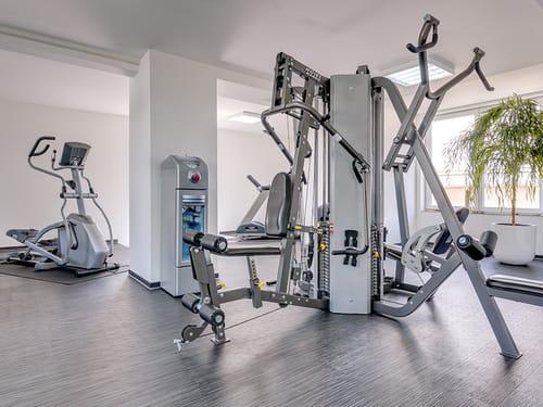 verschiedene Cardiogeräte im Fitnessbereich
