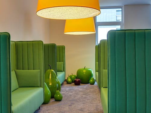 grüne Sofalandschaft in der Hotelhalle
