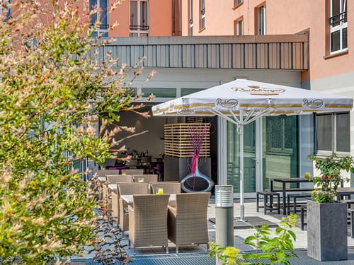 Hotelterrasse mit verschiedenen Gartenmöbeln