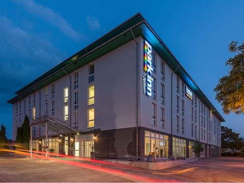 Aussenansicht am Abend des Park Inn by Radisson Göttingen