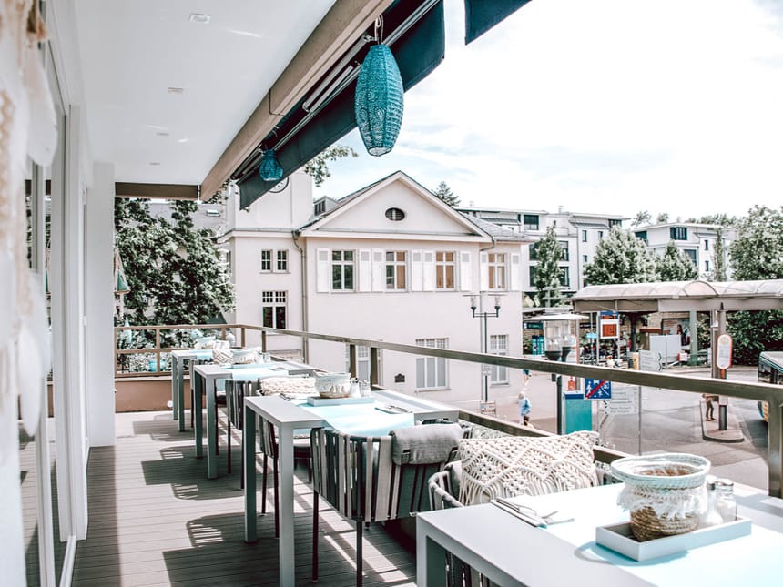 Aussicht Terrasse mit verschiedenen Tischgruppen