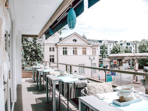 Aussicht Terrasse mit verschiedenen Tischgruppen