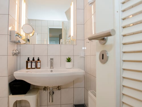 Bad mit Wandspiegel, Kosmetikspiegel und Waschtisch