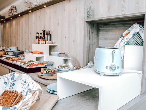 Frühstücksbuffet mit verschiedenen Speisen und Toaster