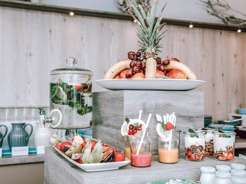 Obst und Saftbar am Frühstücksbuffet