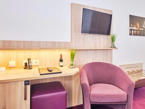 Schreibtisch, Hocker, Sessel und Tv im Doppelzimmer