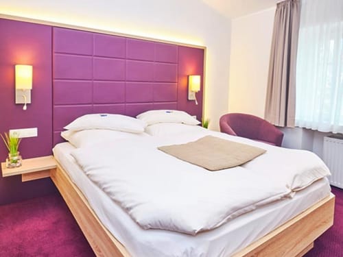 Doppelzimmer Standard mit Doppelbett und Sessel