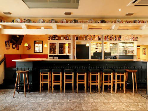 Hotelbar mit Barhockern und Eckbank