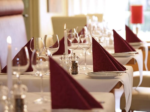 Hotelrestaurant mit eingedeckten Tischen