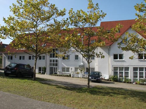Außenansicht im Hotel Leo bei Tageslicht