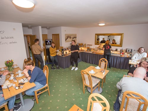 Gäste beim Frühstücksbuffet