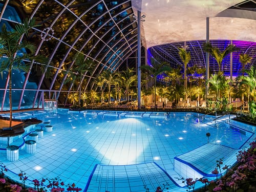 Wunderschön beleuchteter Pool